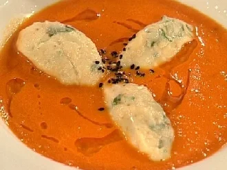 Tomaten-Ingwer-Suppe mit Quarknocken - Rezept