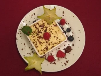 Rezept: Zitrus-Parfait mit Waldbeeren und dunkler Soße Zitrus-Parfait mit Waldbeeren und dunkler Soße - Rezept