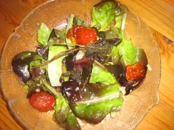 Blattsalat mit frittiertem Salbei und Tomätchen - Rezept