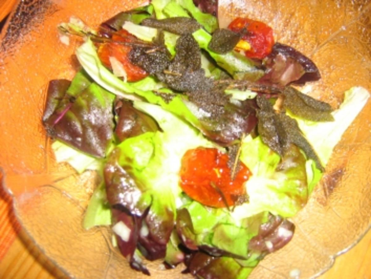Blattsalat mit frittiertem Salbei und Tomätchen - Rezept - Bild Nr. 5