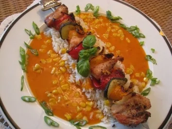 Truthahn - Gemüsespieß auf Reissockel an einer pikanten Sauce - Rezept