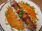 Truthahn - Gemüsespieß auf Reissockel an einer pikanten Sauce - Rezept