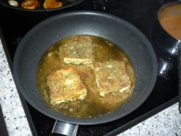 Dorsch mit Kürbiskernkruste, Knoblauchkartoffeln und Senfsoße - Rezept - Bild Nr. 4