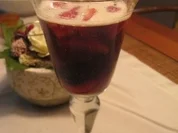 Rezept: Leckere Altbierbowle mit frischen Erdbeeren Leckere Altbierbowle mit frischen Erdbeeren - Rezept