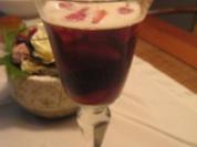 Leckere Altbierbowle mit frischen Erdbeeren - Rezept