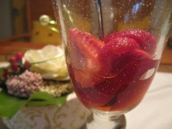 Rezept: Leckere Altbierbowle mit frischen Erdbeeren Bild Nr. 4 Leckere Altbierbowle mit frischen Erdbeeren - Rezept - Bild Nr. 4