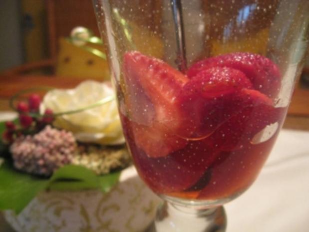 Leckere Altbierbowle mit frischen Erdbeeren - Rezept - kochbar.de