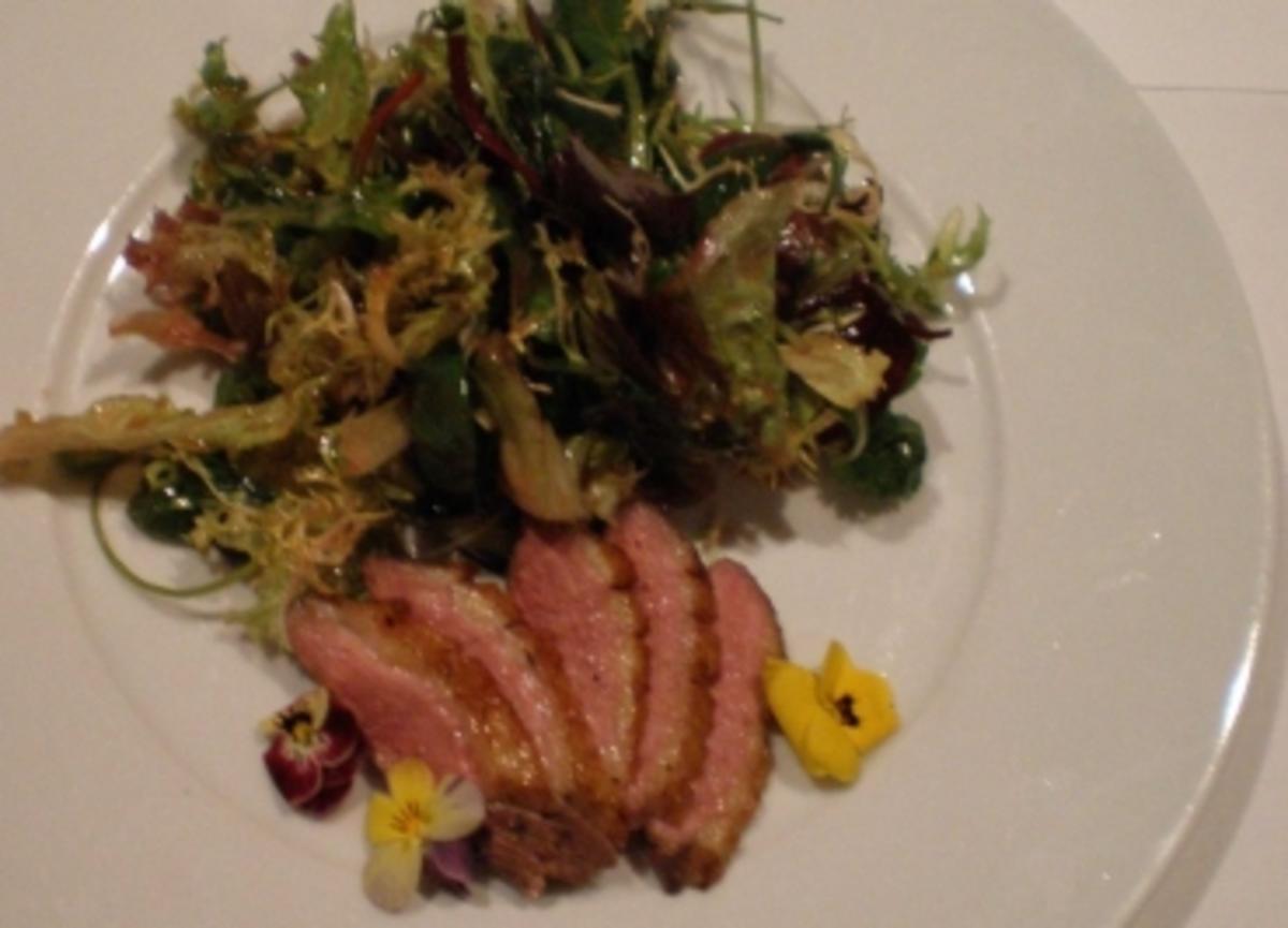 Rosa gebratene Entenbrust an Blattsalaten mit Himmbeerdressing - Rezept ... Rosa gebratene Entenbrust an Blattsalaten mit Himmbeerdressing - Rezept ...