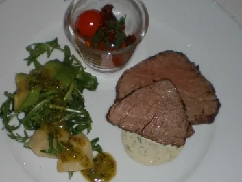 Rinderfilet mit Avocado auf Rucola-Artischockenbett und gedünsteten Tomaten an Kräutervinaigrette - Rezept