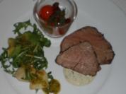 Rezept: Rinderfilet mit Avocado auf Rucola-Artischockenbett und gedünsteten Tomaten an Kräutervinaigrette Rinderfilet mit Avocado auf Rucola-Artischockenbett und gedünsteten Tomaten an Kräutervinaigrette - Rezept