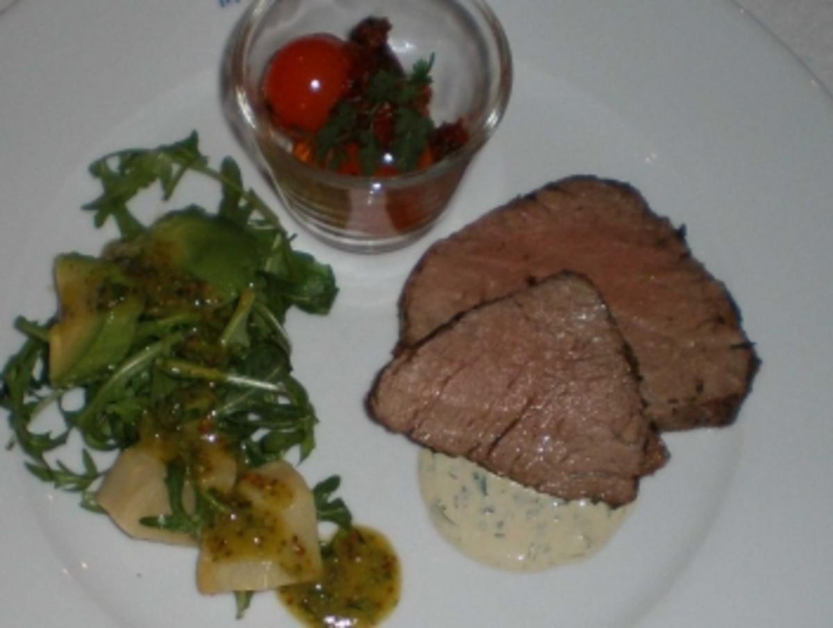 Bilder für Rinderfilet mit Avocado auf Rucola-Artischockenbett und gedünsteten Tomaten an Kräutervinaigrette - Rezept