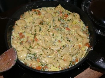 Käsetortellini mit Kräutersahne - Rezept