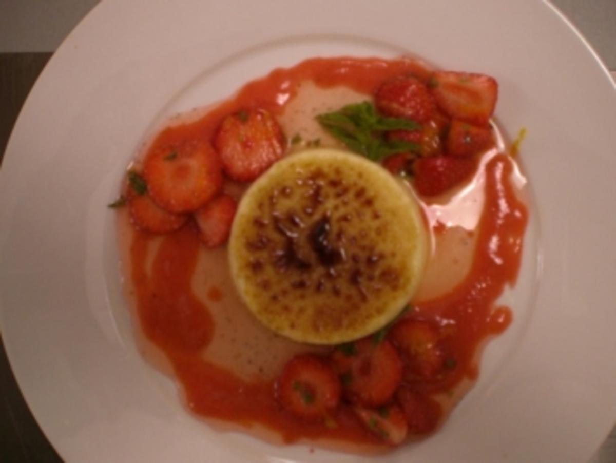 Bilder für Karamellisierter Limonenflan mit Erdbeeren - Rezept