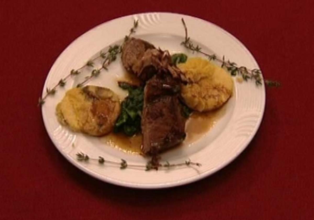 Trio aus Lammcarré mit Thymianjus auf Pinienkern-Blattspinatbett (Antje Lewald) - Rezept