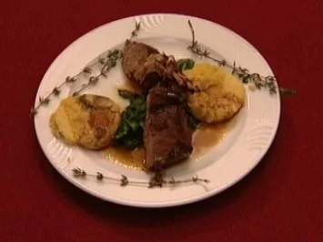 Trio aus Lammcarré mit Thymianjus auf Pinienkern-Blattspinatbett (Antje Lewald) - Rezept