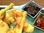 Gemüse im Bierteig mit Tomatensalsa und Soja-Rettich-Dip - Rezept