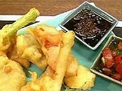 Gemüse im Bierteig mit Tomatensalsa und Soja-Rettich-Dip - Rezept