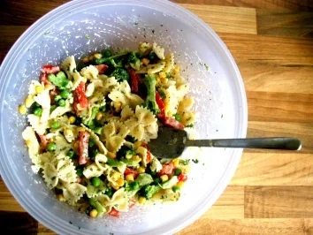 Rezept: Bunter Sommernudelsalat Bunter Sommernudelsalat - Rezept