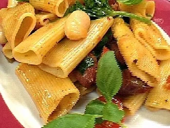 Rigatoni mit weißen Bohnen, Merguez, Kirschtomaten und Basilikum - Rezept