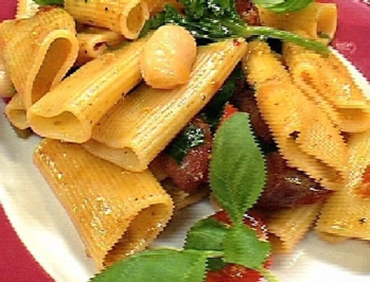 Bilder für Rigatoni mit weißen Bohnen, Merguez, Kirschtomaten und Basilikum - Rezept