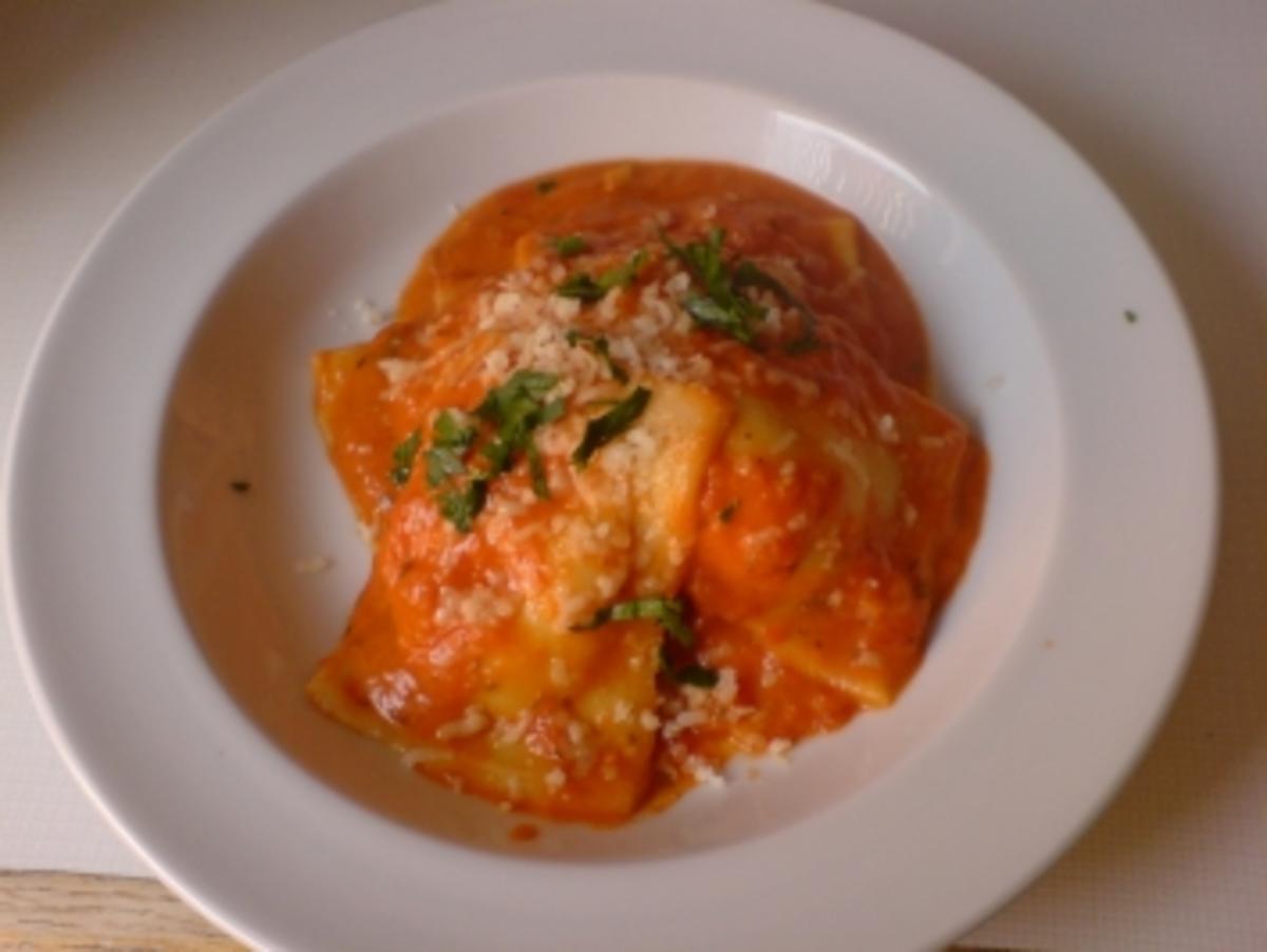 Bilder für selbstgemachte Ravioli in Tomatensauce - Rezept