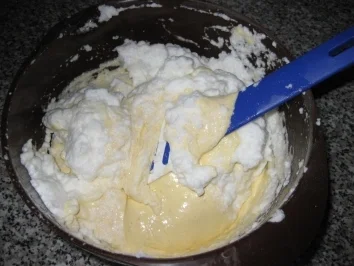 Rezept: Erdbeer-Sahnerolle Bild Nr. 3 Erdbeer-Sahnerolle - Rezept - Bild Nr. 3