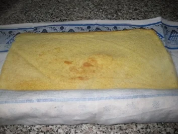 Rezept: Erdbeer-Sahnerolle Bild Nr. 7 Erdbeer-Sahnerolle - Rezept - Bild Nr. 7