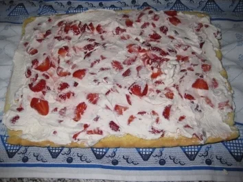 Rezept: Erdbeer-Sahnerolle Bild Nr. 9 Erdbeer-Sahnerolle - Rezept - Bild Nr. 9