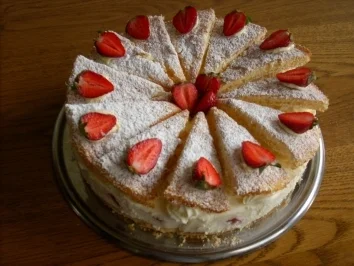 Käsesahne-Fächertorte mit Erdbeeren - Rezept