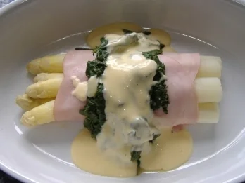 Rezept: Spargel im Schinkenmantel mit Blattspinat und Käsesahne überbacken Spargel im Schinkenmantel mit Blattspinat und Käsesahne überbacken - Rezept