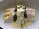 Spargel im Schinkenmantel mit Blattspinat und Käsesahne überbacken - Rezept