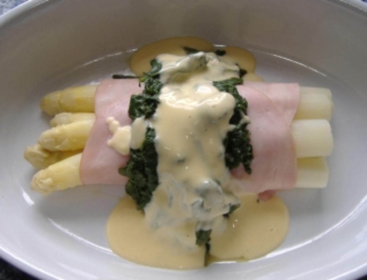 Spargel im Schinkenmantel mit Blattspinat und Käsesahne überbacken ...