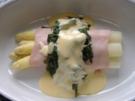 Spargel im Schinkenmantel mit Blattspinat und Käsesahne überbacken - Rezept