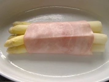 Rezept: Spargel im Schinkenmantel mit Blattspinat und Käsesahne überbacken Bild Nr. 3 Spargel im Schinkenmantel mit Blattspinat und Käsesahne überbacken - Rezept - Bild Nr. 3