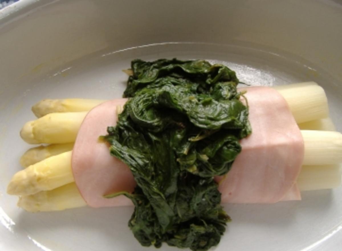 Spargel im Schinkenmantel mit Blattspinat und Käsesahne überbacken - Rezept - Bild Nr. 4