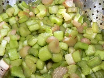 Rezept: Rhabarberkuchen a la Kraueterhexe Bild Nr. 3 Rhabarberkuchen a la Kraueterhexe - Rezept - Bild Nr. 3