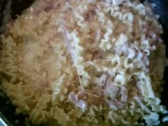 Rezept: Schinkennudel mit Crème fraîche, Mozzeralla und Tomaten Schinkennudel mit Crème fraîche, Mozzeralla und Tomaten - Rezept