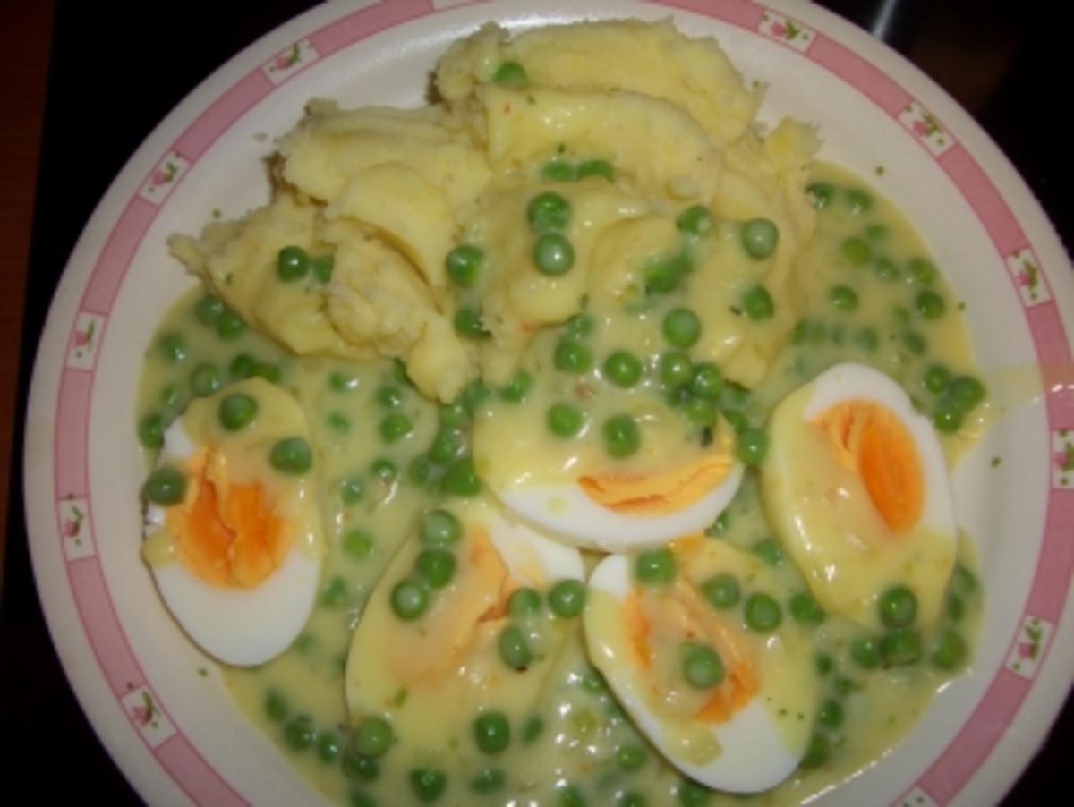 Eier in heller Soße mit Erbsen und Kartoffelpüree - Rezept