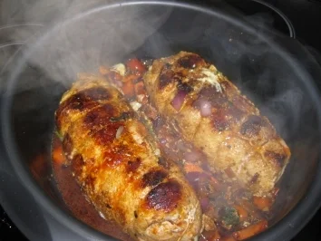 Schinkenrollbraten mit Frischkäse-Zwiebel-Füllung - Rezept