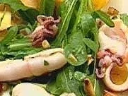 Rucolasalat mit gegrilltem Tintenfisch und Pinienkern-Limonendressing - Rezept