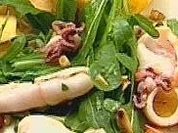 Rucolasalat mit gegrilltem Tintenfisch und Pinienkern-Limonendressing - Rezept