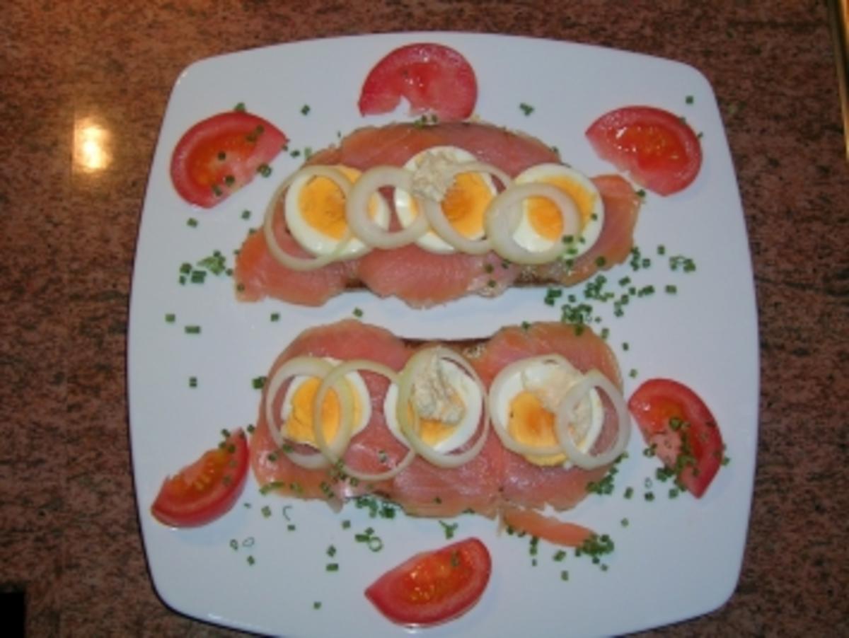 Lachsschnittchen mit Ei, Zwiebel und Sahnemeerrettich - Abendüberraschung meines Mannes - - Rezept
