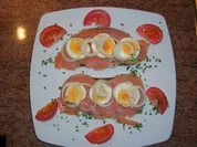 Lachsschnittchen mit Ei, Zwiebel und Sahnemeerrettich - Abendüberraschung meines Mannes - - Rezept