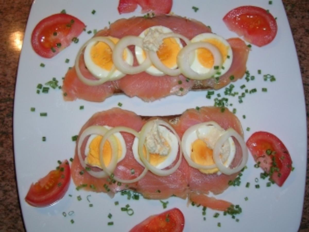 Lachsschnittchen mit Ei, Zwiebel und Sahnemeerrettich - Abendüberraschung meines Mannes - - Rezept - Bild Nr. 2