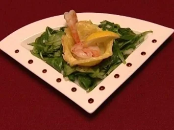 Mit Garnelen gefüllte Käsekörbchen auf Feldsalat (Linda Teodosiu) - Rezept
