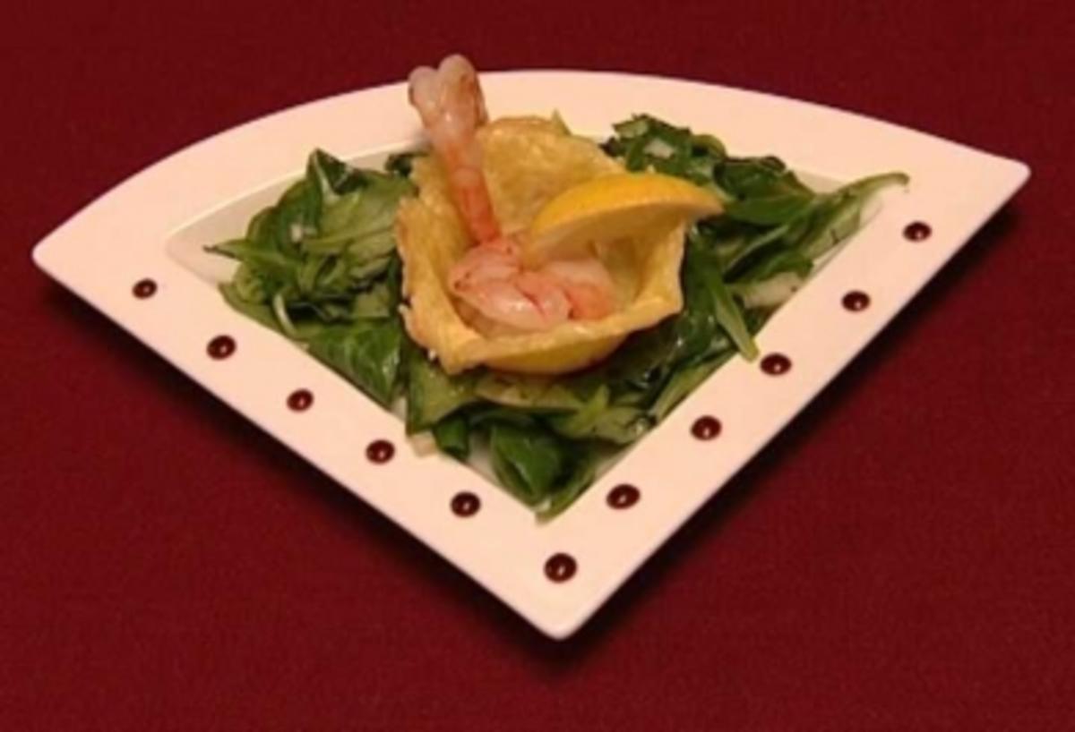 Mit Garnelen gefüllte Käsekörbchen auf Feldsalat (Linda Teodosiu ...