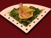 Mit Garnelen gefüllte Käsekörbchen auf Feldsalat (Linda Teodosiu) - Rezept