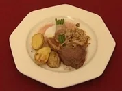 Rezept: Tournedos vom Rinderfilet auf Pfifferling-Schnittlauch-Rahm Tournedos vom Rinderfilet auf Pfifferling-Schnittlauch-Rahm - Rezept