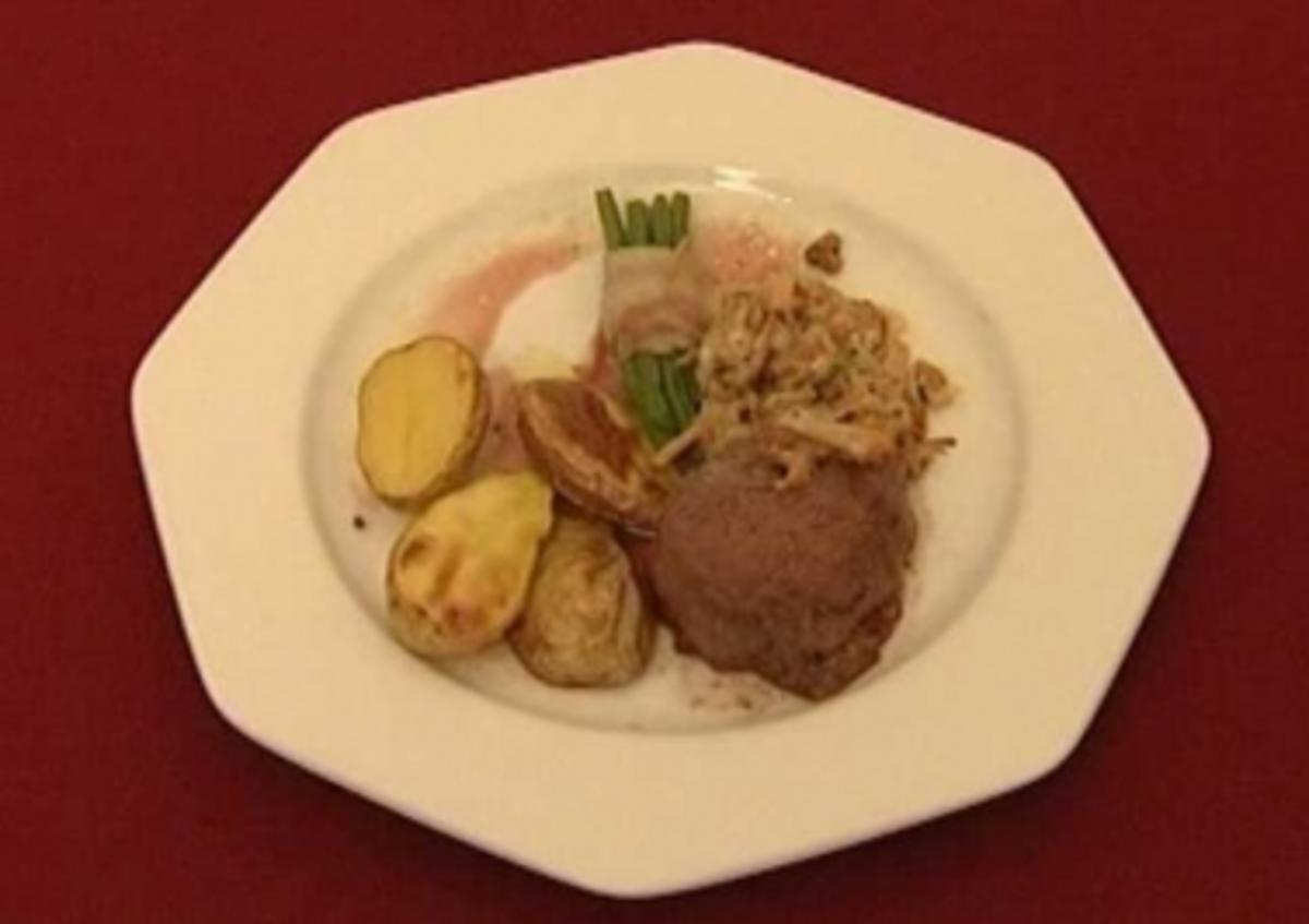 Tournedos vom Rinderfilet auf Pfifferling-Schnittlauch-Rahm - Rezept
von Das perfekte Promi Dinner