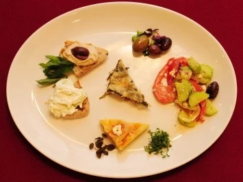 Tarama, Zaziki, Tiropita, Spanakopita, griechischer Salat (Artemis Gounaki) - Rezept